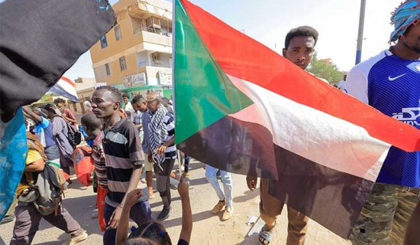 الجيش السوداني وأحزاب مدنية يوقعون اتفاقا إطاريا لمرحلة انتقال سياسي جديدة...