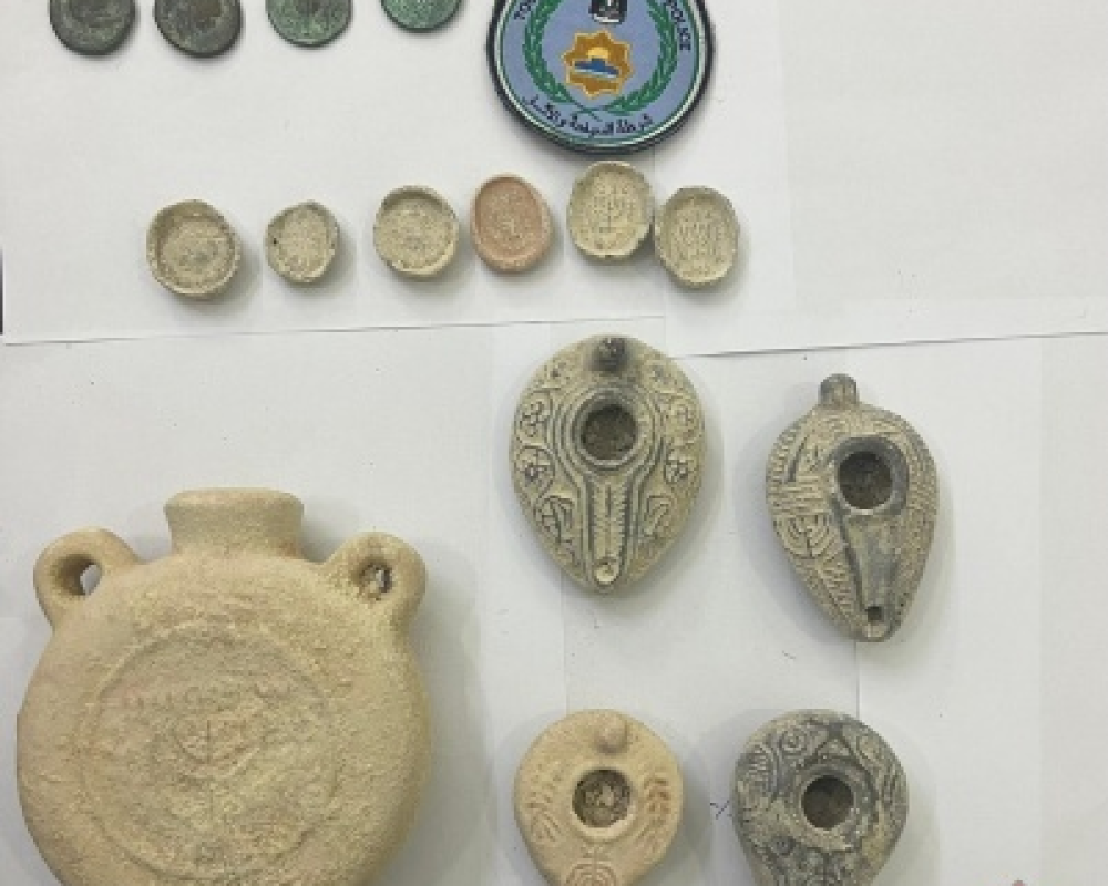 القبض على ثلاثة أشخاص بحوزتهم 20 قطعة أثرية في نابلس...