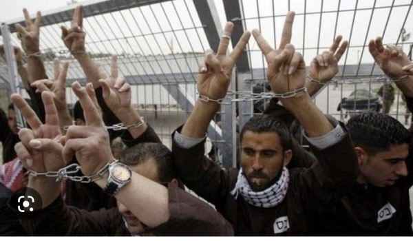 الأسرى يعلقون خطوة الإضراب عن الطعام بعد وقف الإجراءات العقابية والتعسفية بحقهم...