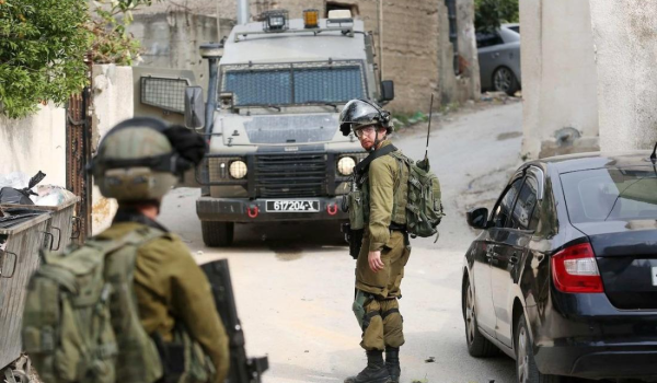 الاحتلال يعتقل شقيقين بعد محاصرة منزليهما في الرام شمال القدس...