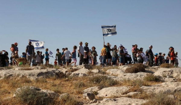 مستوطنون يرفعون أعلامًا إسرائيلية فوق أراضٍ جنوب بيت لحم...