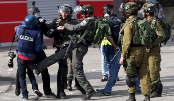 الاحتلال يحتجز ناشطا وثلاثة صحفيين عند حاجز عسكري في الأغوار...