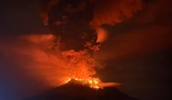 إندونيسيا.. ثوران بركان روانغ والسلطات تُجلي آلاف السكان...