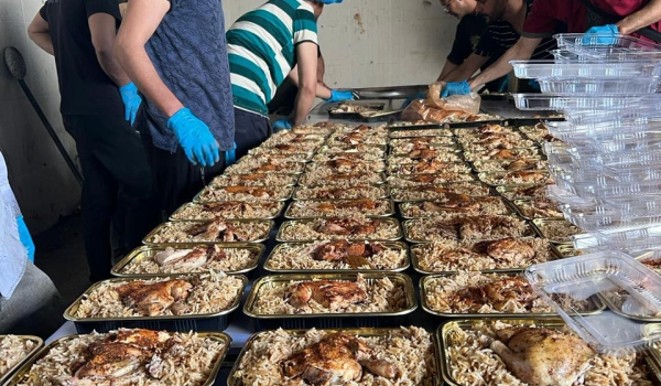 دائرة شؤون اللاجئين توزع أكثر من عشرة آلاف وجبة ساخنة في قطاع غزة...