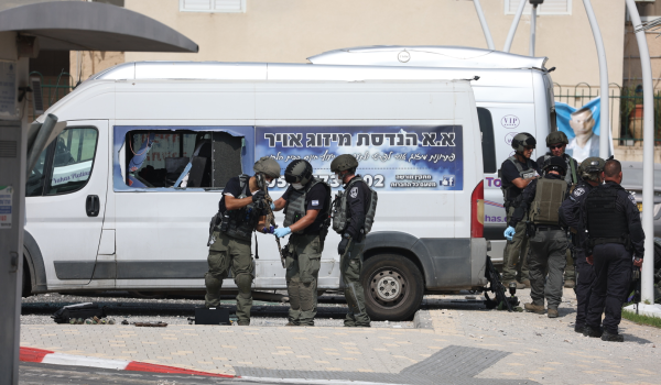 إصابة عنصر من شرطة الاحتلال بعملية طعن  بالبلدة القديمة في القدس...