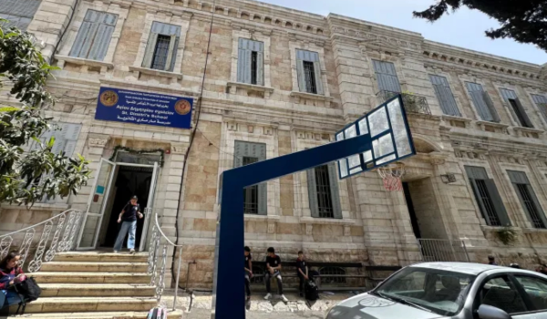 البطريرك ثيوفيلوس يُلغي قرار لجنة المدارس باغلاق مدرسة مار متري في القدس...