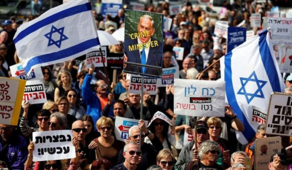 آلاف الإسرائيليين يتظاهرون بالقرب من الك...