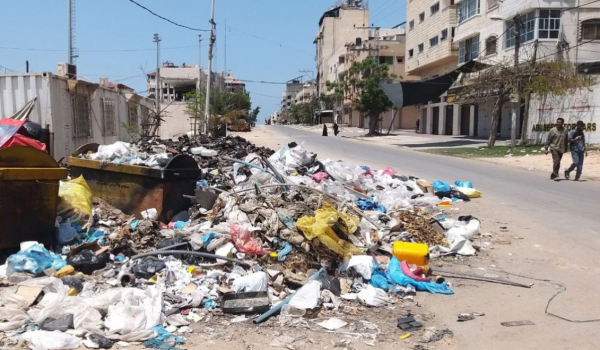 أونروا: أطنان من النفايات تحاصر خيام الن...
