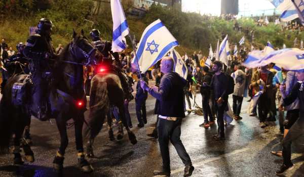 آلاف الإسرائيليين يتظاهرون ضد حكومة نتني...